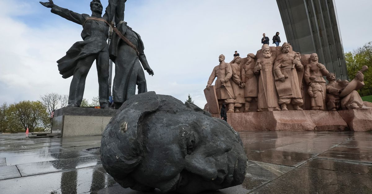 Kyiv demolishes a Soviet-era monument symbolizing Russian-Ukrainian friendship