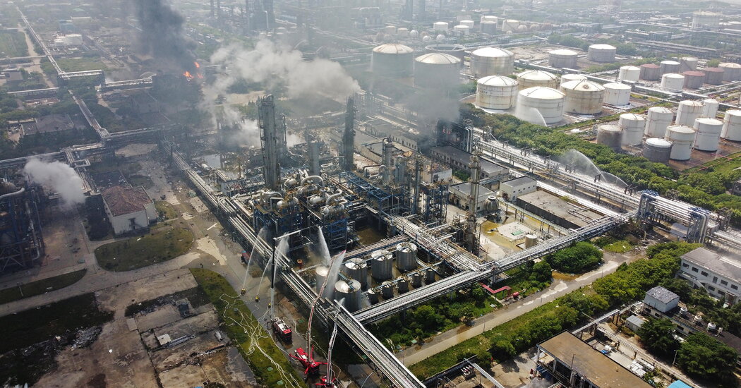 A massive fire broke out in the Shanghai complex in Sinopec, killing one person