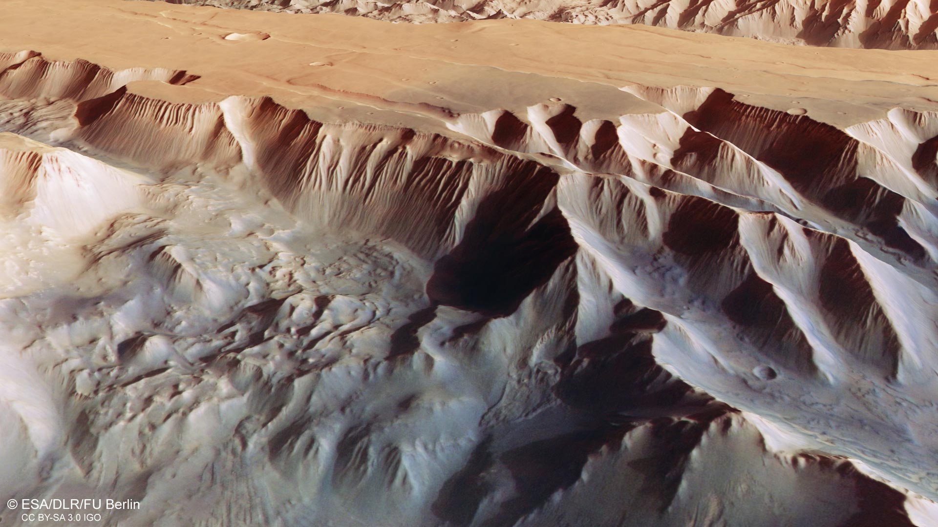 Mars Express captures stunning images of the huge Martian valley