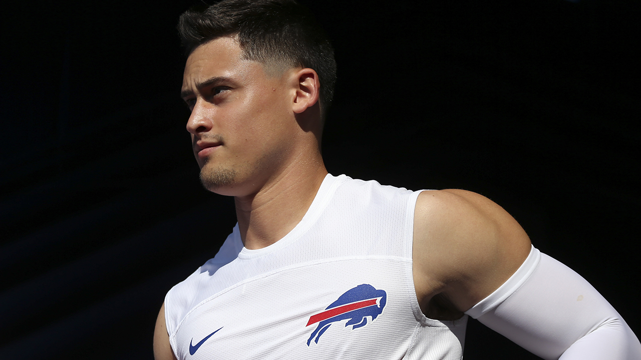 Rookie Bills Matt Ariza blasts an 82-yard kick in a pre-season game against the Colts