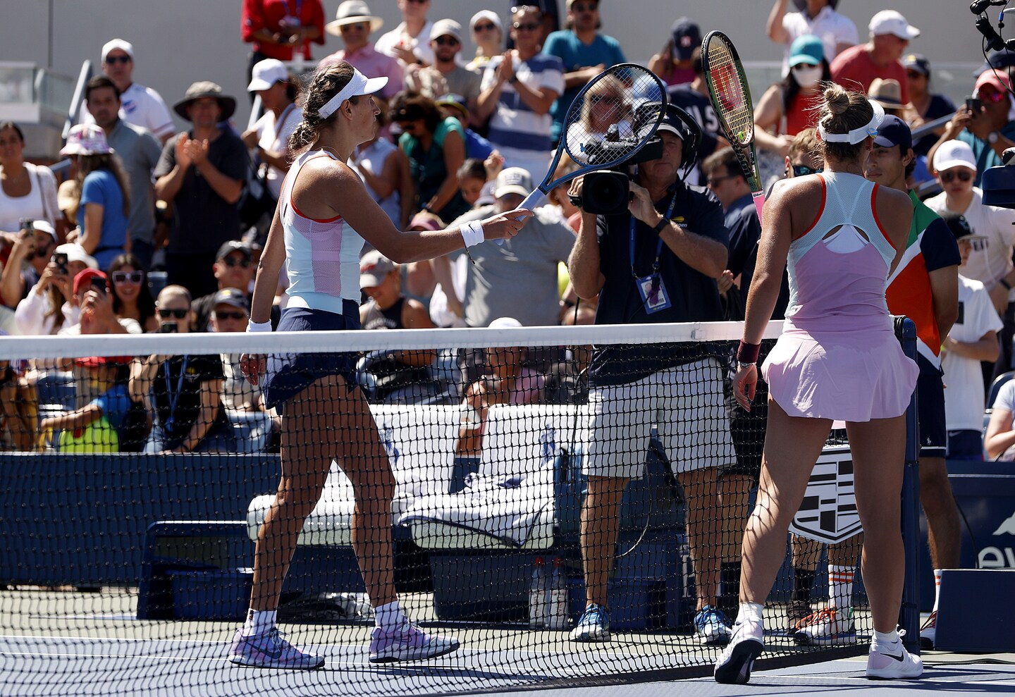 Ukrainian Marta Kostyuk ignores Belarusian Victoria Azarenka at the US Open